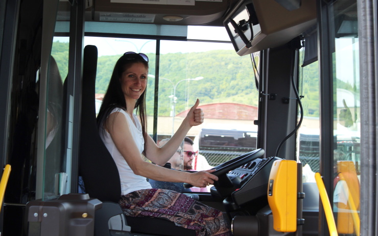 Patronkou autobusu s číslem 68 se stala krasobruslařka Lenka Kulovaná. Foto: Petr Sochůrek